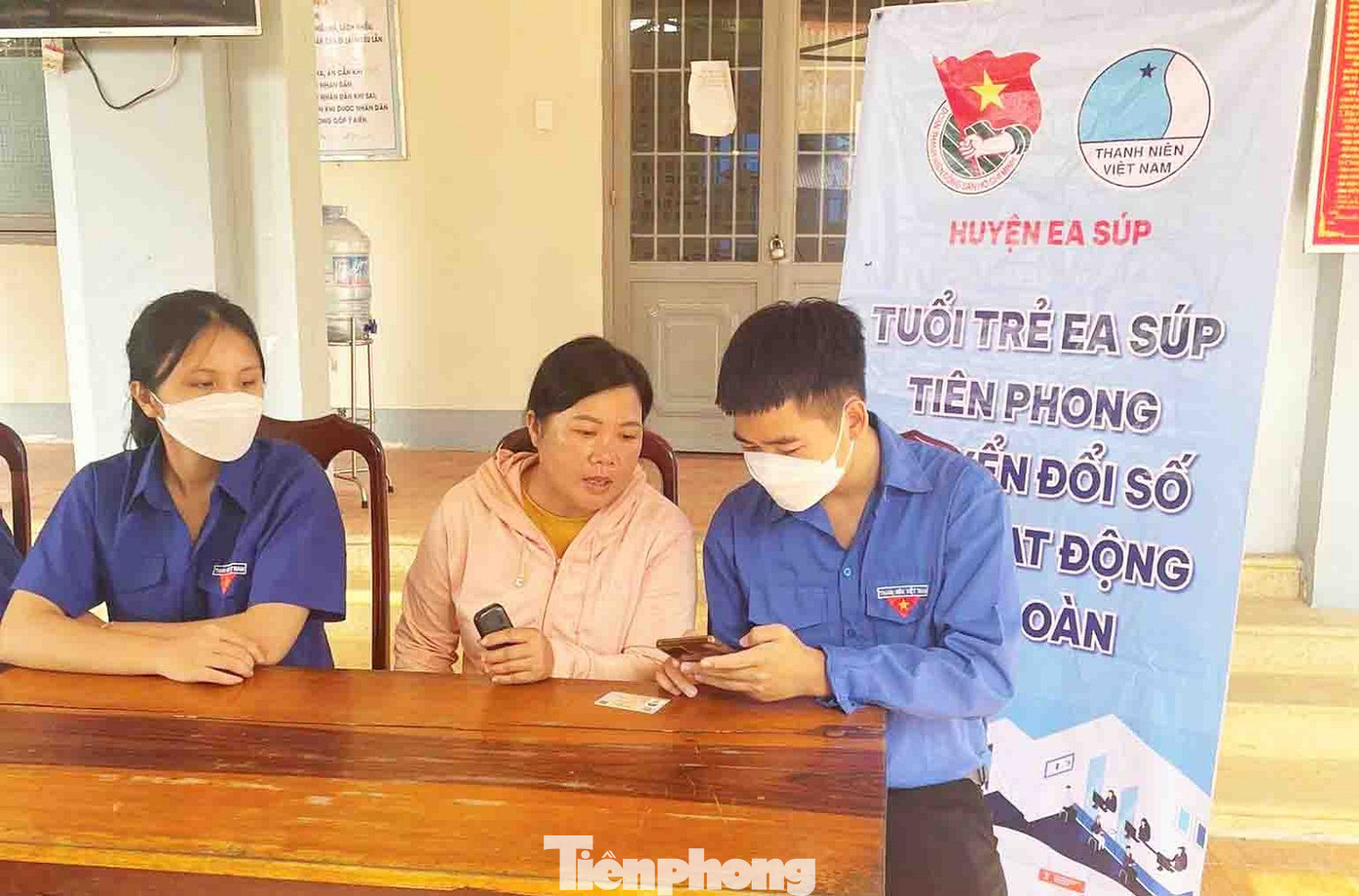 Hàng tuần, vào thứ 3 và thứ 5, thành viên trong tổ phối hợp với tổ thu nhận CCCD và hồ sơ định danh điện tử Công an huyện, hướng dẫn người dân sử dụng các dịch vụ công trực tuyến và cài đặt ứng dụng định danh điện tử tại khu vực Hành chính công .