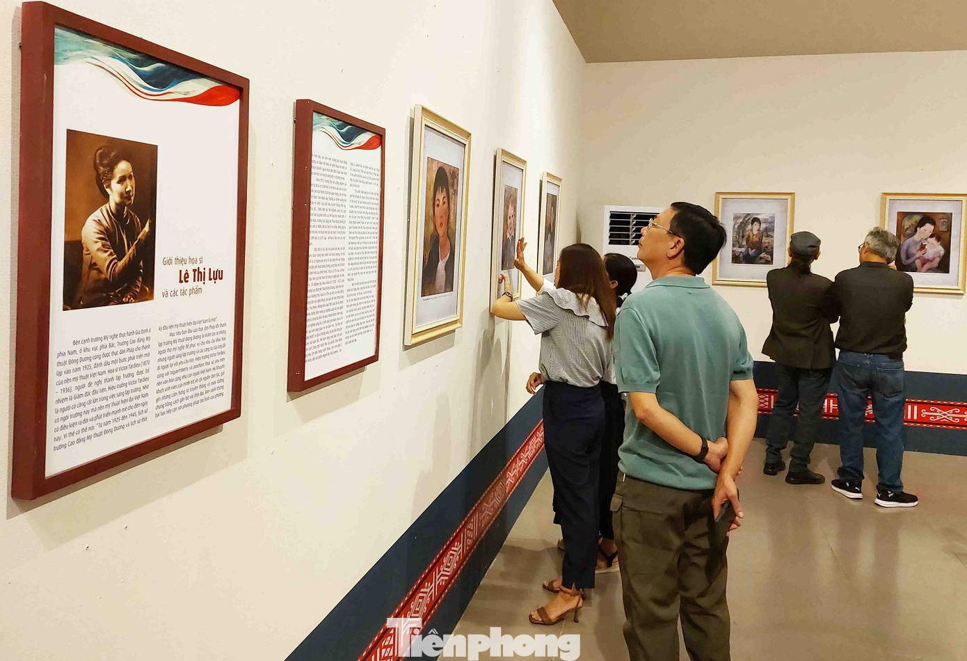 Khách tham quan tìm hiểu, khám phá vẻ đẹp, sự độc đáo, thông điệp được truyền tải từ tác phẩm