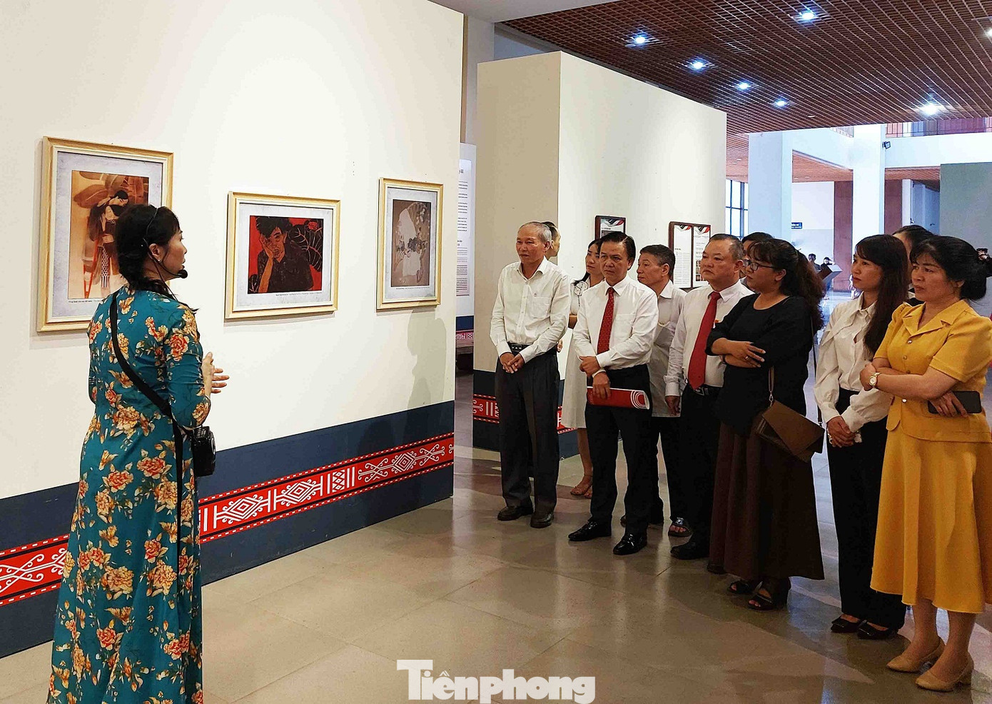 Các đại biểu tham quan, thưởng lãm tác phẩm nghệ thuật