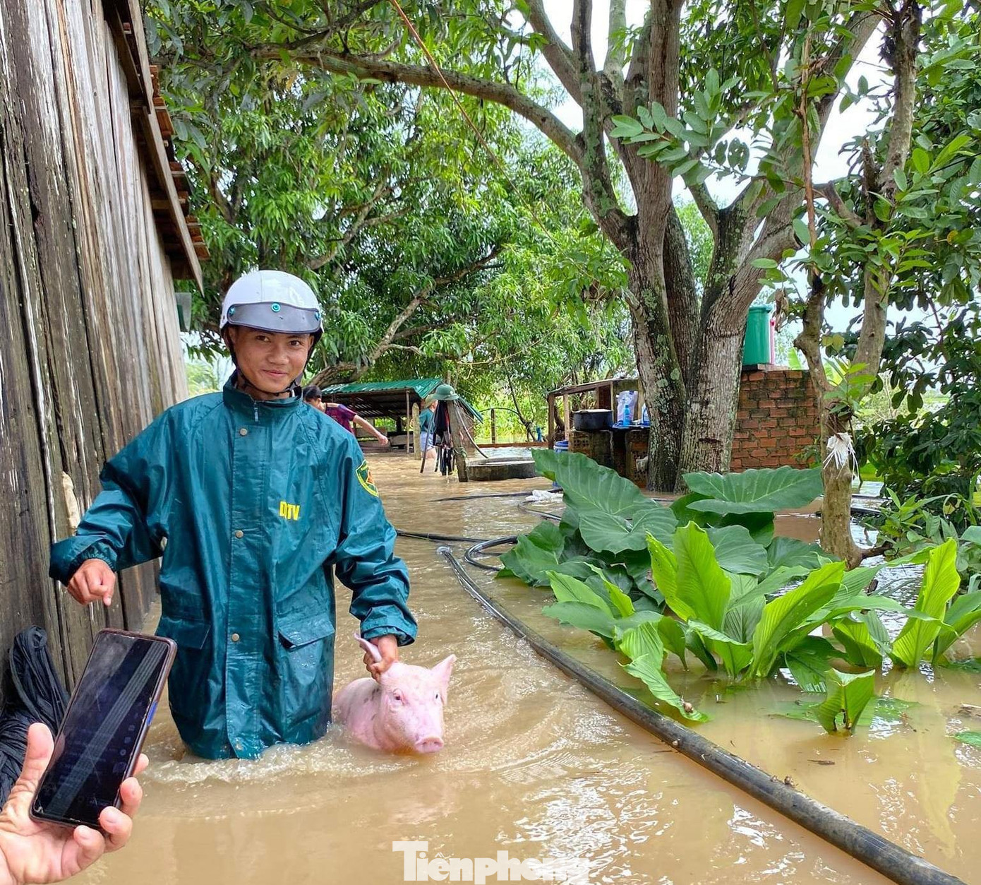 Anh Phạm Đắc Hoàng Vũ, Đội trưởng đội Tình nguyện hè huyện Ea Súp cho biết, đội gồm 10 người là tình nguyện viên và dân quân tại địa phương hỗ trợ bà con.