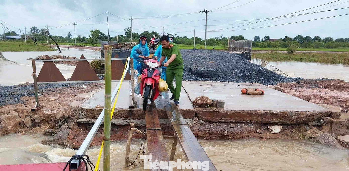 Tại các xã bị ngập như Ya Tờ Mốt, Ia Rvê, Ia Lốp, Ea Rốk đều có thanh niên tình nguyện tham gia, phối hợp với các lực lượng, chính quyền địa phương hỗ trợ người dân khắc phục hậu quả do mưa lũ.