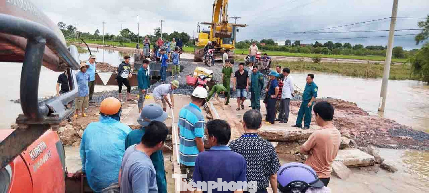 Tuyến đường nối liền giữa xã Ea Rốk và Ia Rvê bị sạt lở và chia cắt. Đội thanh niên tình nguyện đã kịp thời có mặt cùng lực lượng, chính quyền hỗ trợ làm cầu tạm tạo điều kiện thuận lợi cho người dân đi lại.