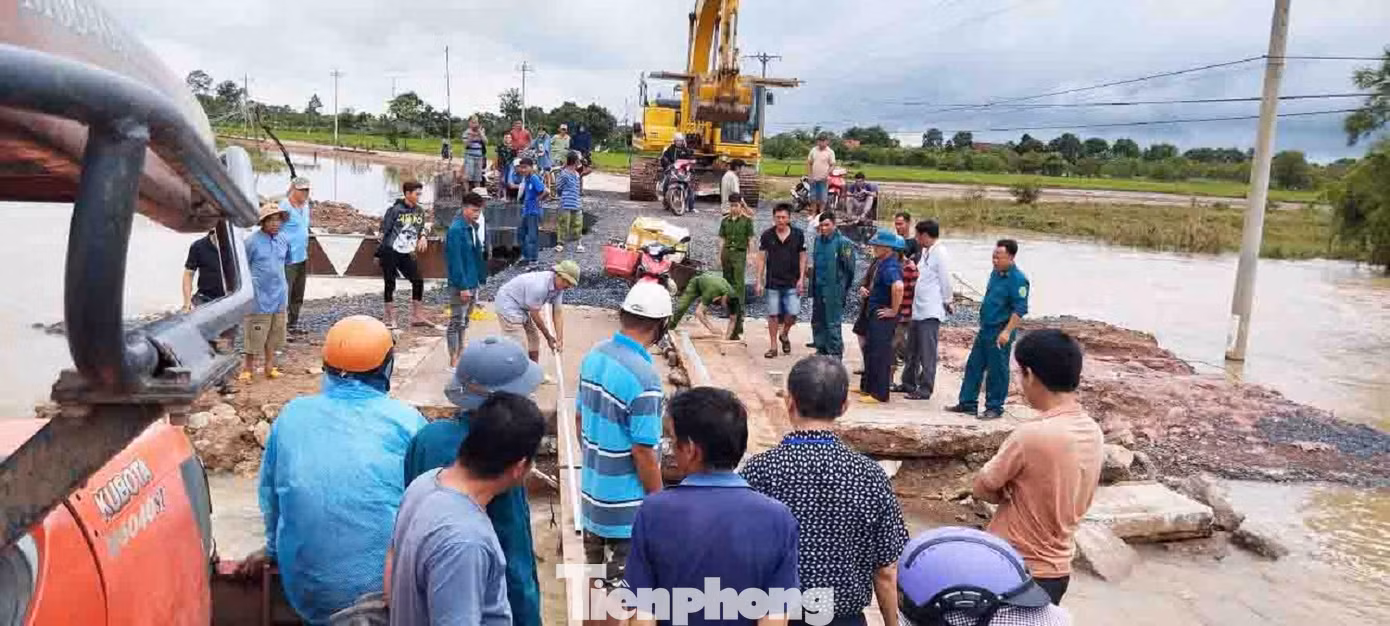 Tuyến đường nối liền giữa xã Ea Rốk và Ia Rvê bị sạt lở và chia cắt. Đội thanh niên tình nguyện đã kịp thời có mặt cùng lực lượng, chính quyền hỗ trợ làm cầu tạm tạo điều kiện thuận lợi cho người dân đi lại.
