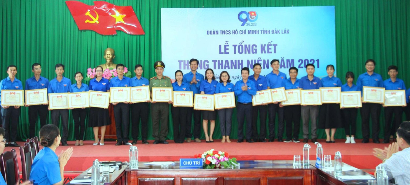 Đại diện lãnh đạo tỉnh đoàn tặng bằng khen cho tập thể xuất sắc