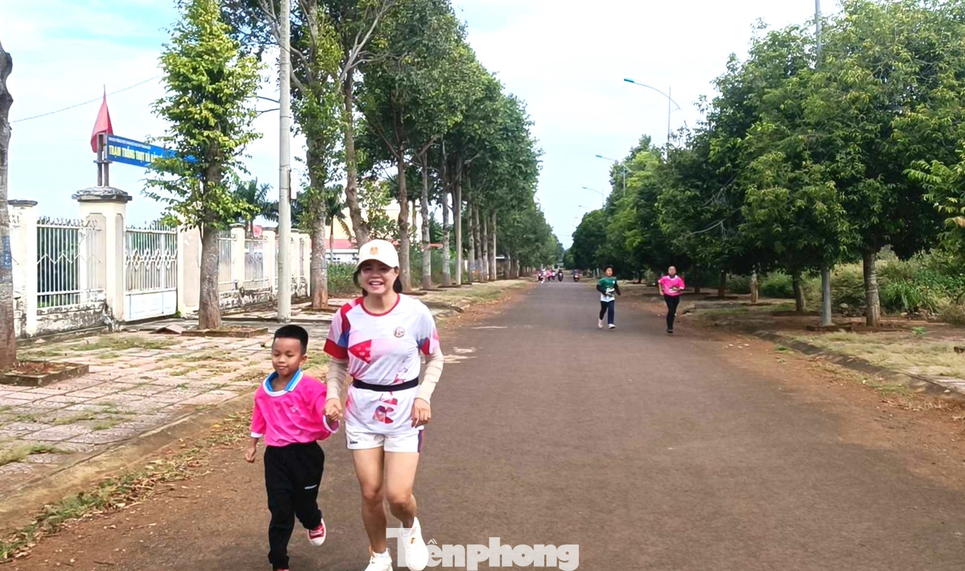 Trên cung đường chạy có các HLV, vận động viên Buôn Ma Thuột và TP Hồ Chí Minh chạy cùng các em Trên cung đường chạy có các HLV, vận động viên Buôn Ma Thuột và TP Hồ Chí Minh chạy cùng các em