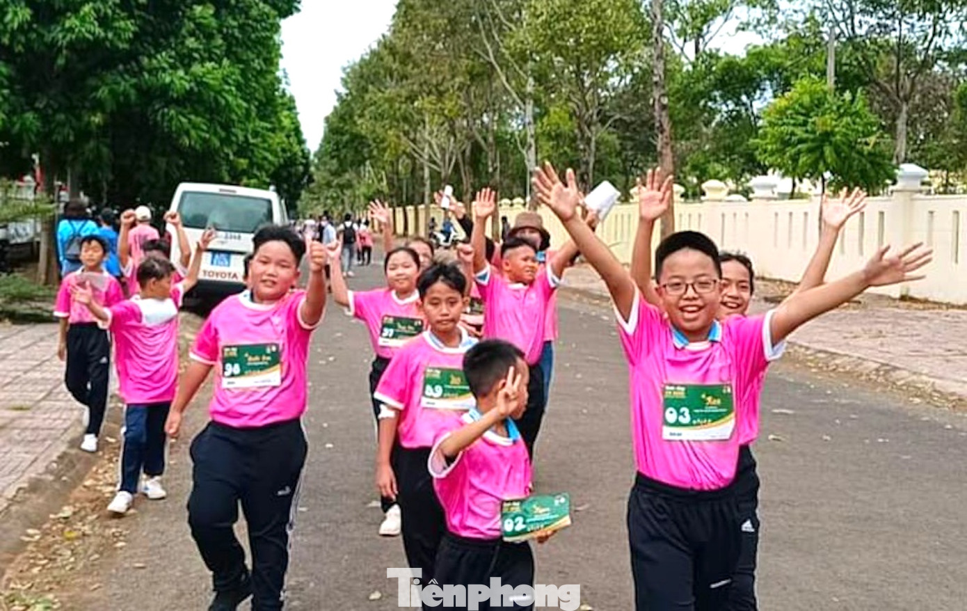 Hơn 100 em học sinh tham gia chạy bộ Hơn 100 em học sinh tham gia chạy bộ