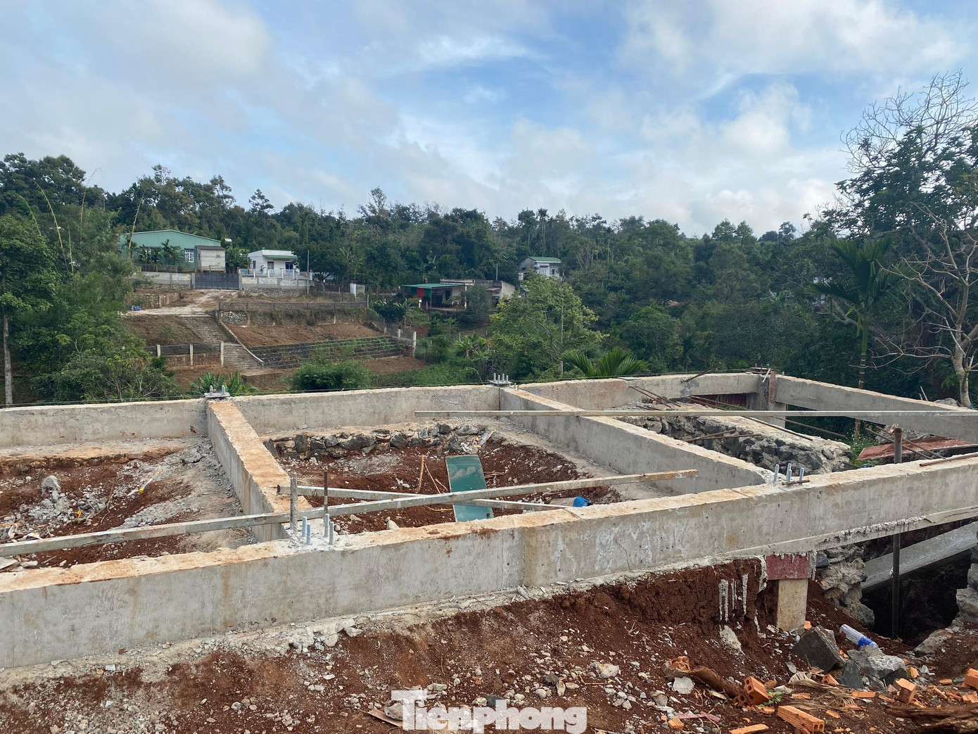 Chủ đầu tư dự án cho xây dựng hoàn thiện, đổ thêm bê tông dầm giằng móng một căn biệt thự