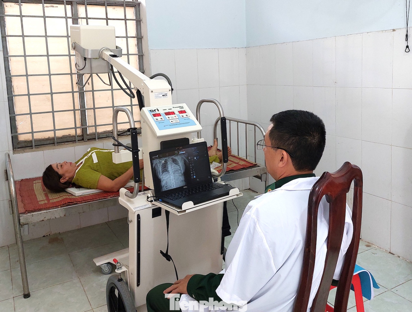 Người dân được bác sĩ khám bệnh.