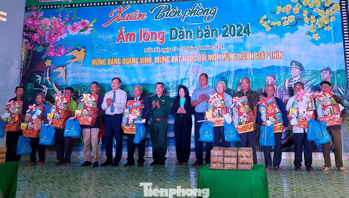 Già làng, người có uy tín nhận quà.