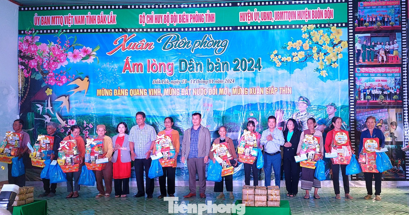 Các gia đình khó khăn nhận quà của chương trình.