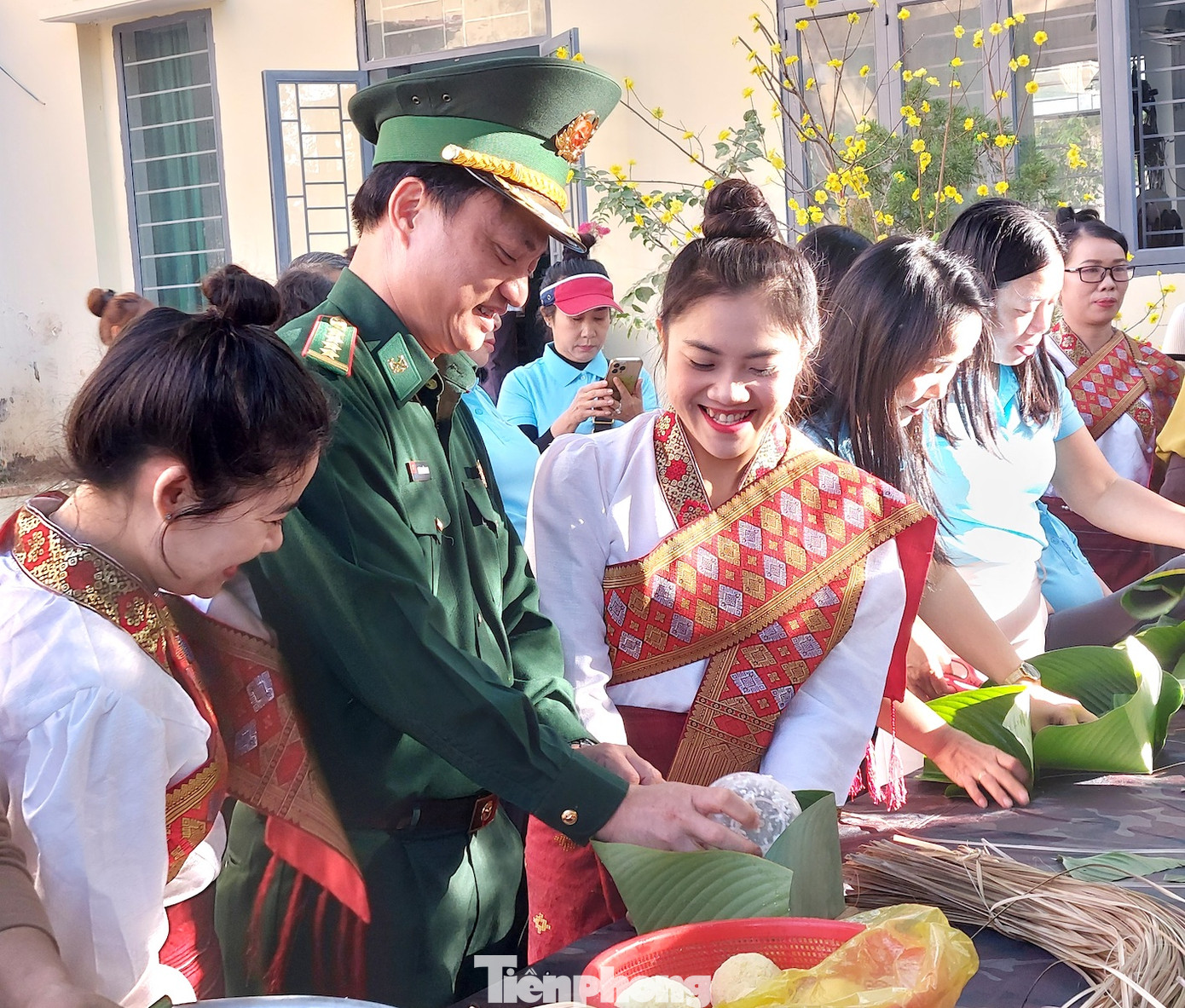 Bộ đội Biên phòng tham gia cùng người dân gói bánh chưng.
