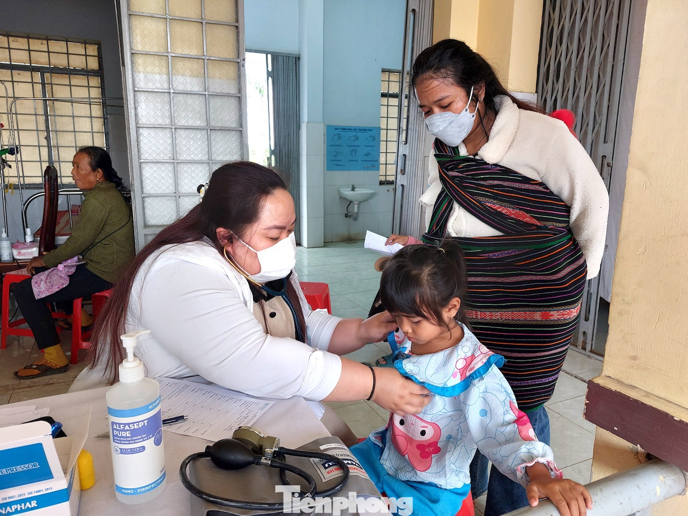 Người dân được khám bệnh, cấp phát thuốc miễn phí.