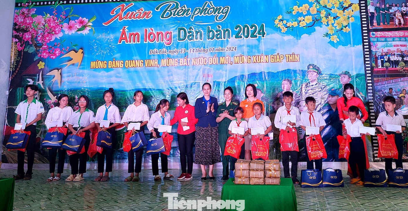 Học sinh khó khăn được nhận học bổng.