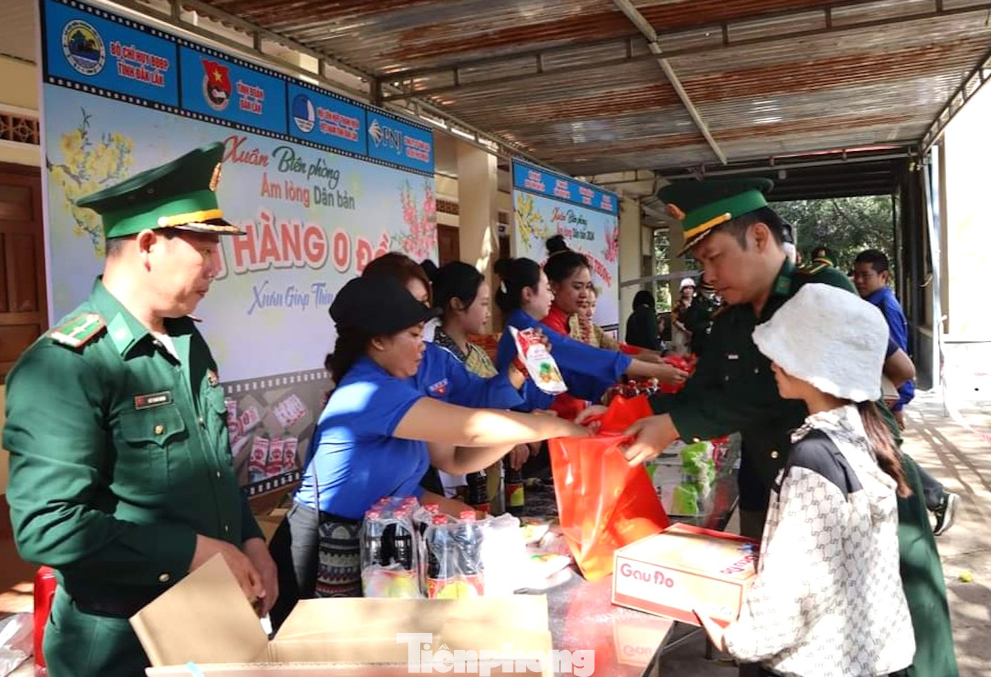 Người dân phấn khởi lựa chọn sản phẩm tại Gian hàng 0 đồng.