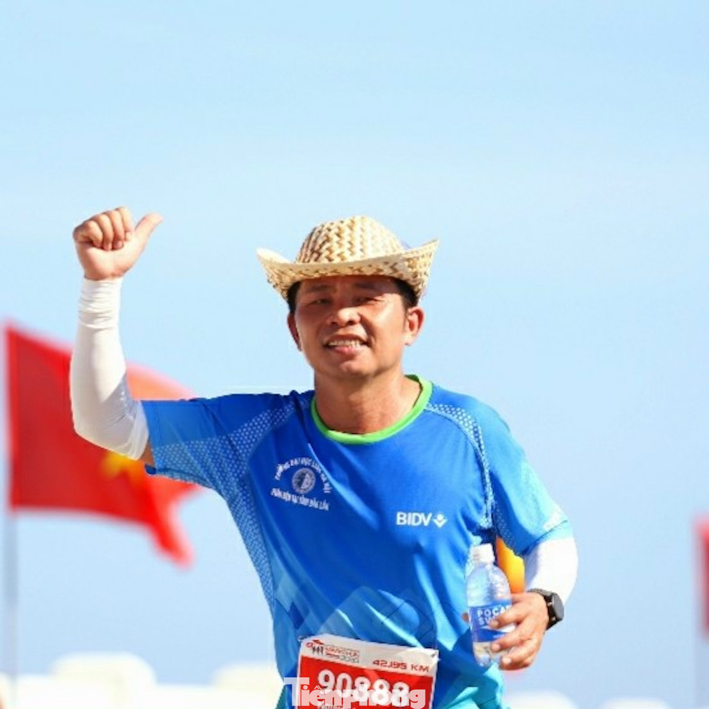 Anh Vinh tham gia chạy cự ly marathon 42km giải Việt dã báo Tiền Phong.