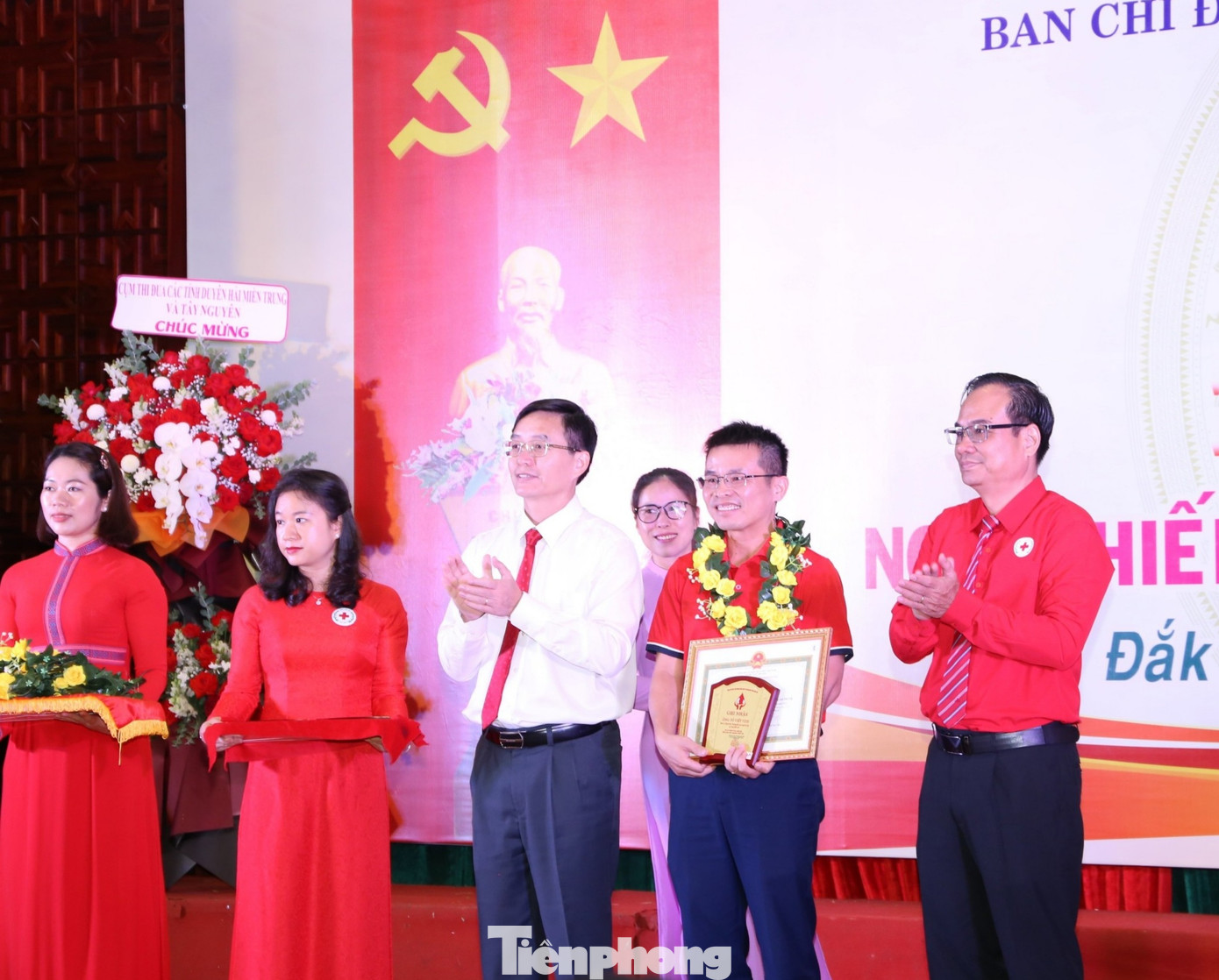 Anh Vinh được nhận bằng khen của tỉnh Đắk Lắk vì đã có thành tích xuất sắc trong hiến máu tình nguyện.