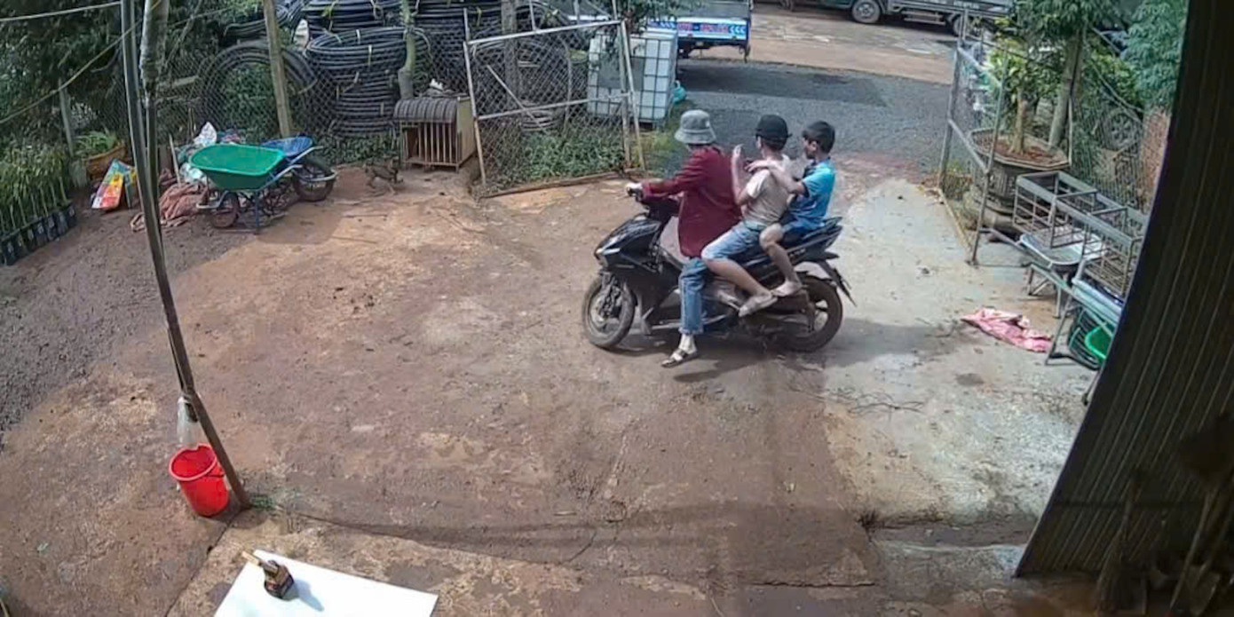 2 em nhỏ bị thương tích gia đình chở đi cấp cứu. Ảnh cắt từ clip