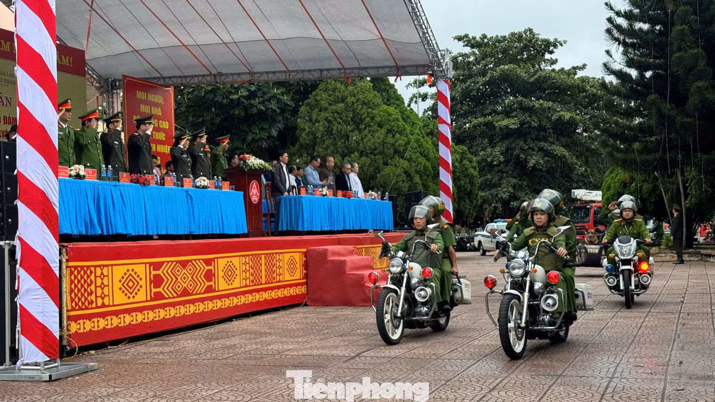 Thiếu tướng Lê Vinh Quy, Giám đốc công an tỉnh Đắk Lắk cho biết, cần nâng cao vai trò, trách nhiệm của người đứng đầu các cơ quan, đơn vị, địa phương trong công tác bảo đảm ANTT. Phát huy vai trò của lực lượng tham gia bảo vệ ANTT ở cơ sở; các tổ hòa giải, người có uy tín ở trong dân tộc thiểu số, chức sắc trong tôn giáo.