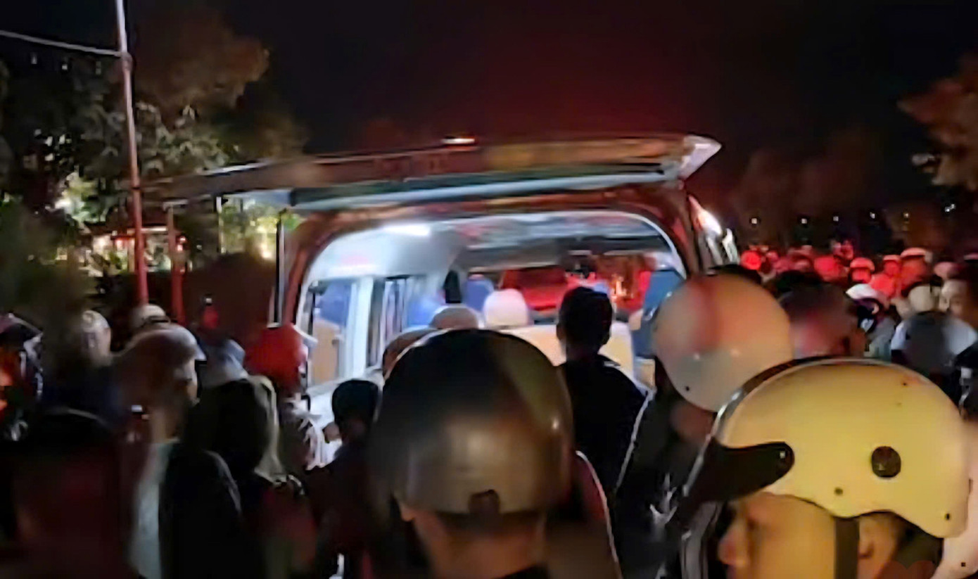 Người dân hỗ trợ lực lượng chức năng tìm kiếm hai cháu nhỏ đuối nước.