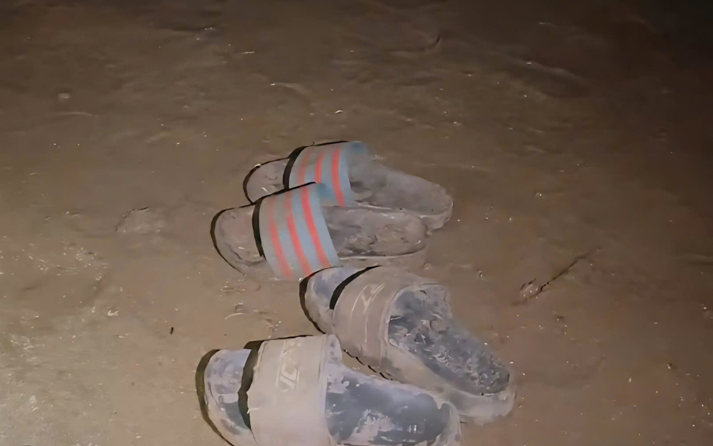 Dép của hai cháu nhỏ được tìm thấy trên mép hồ.