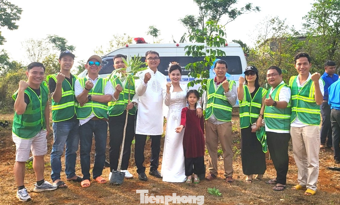 Trong ngày vui của mình, cô dâu chú rể cùng gia đình và bạn bè tham gia hoạt động trồng cây phủ xanh ngọn đồi nơi đây. Tại chương trình, mọi người đã trồng và chăm sóc 100 cây giáng hương, chuông vàng. Đây là đám cưới trồng cây đầu tiên và dự kiến sẽ nhân rộng các tỉnh thành trên cả nước.