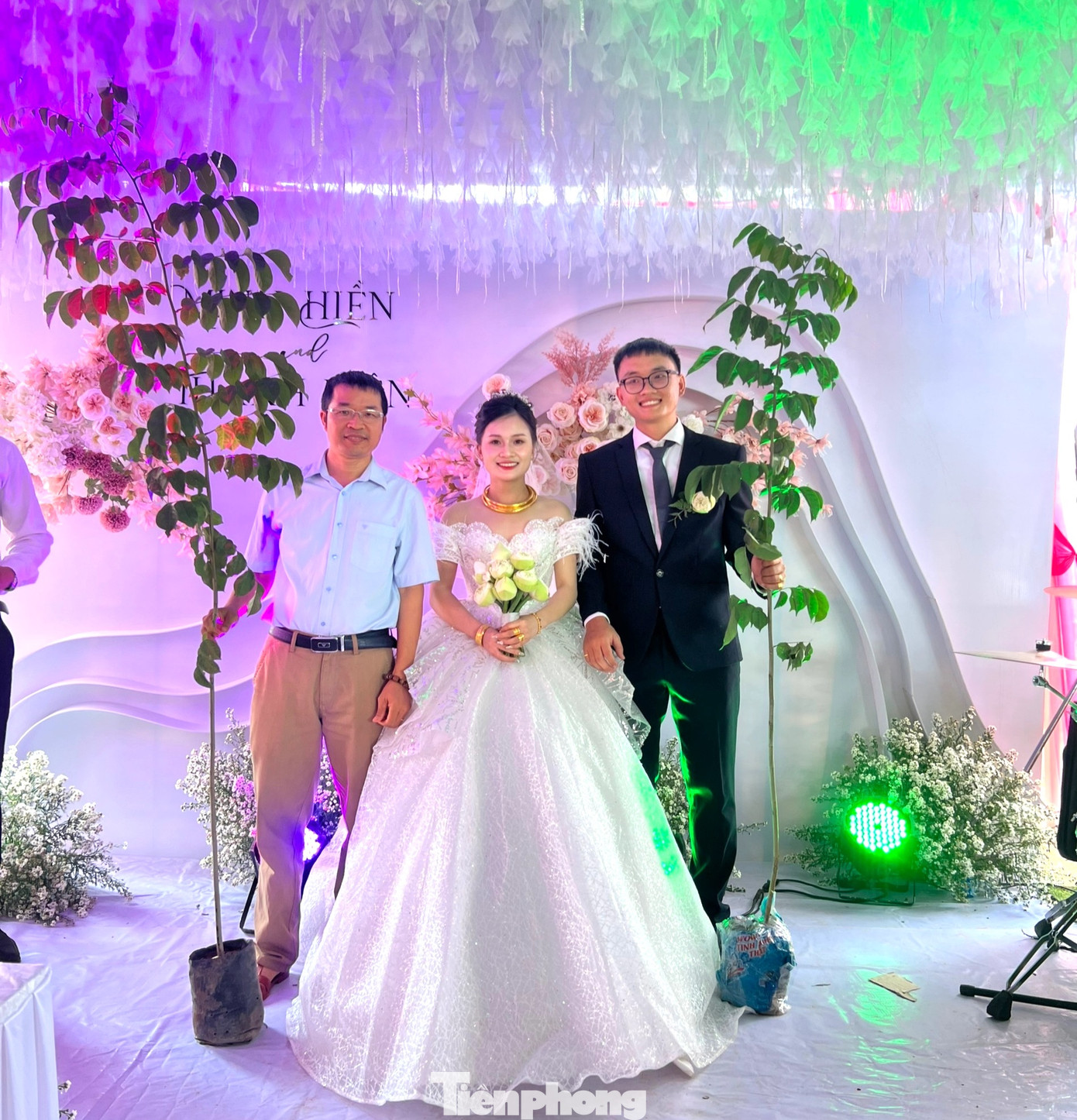 Mới đây, trên địa bàn xã Ea Ngai, diễn ra sự kiện đặc biệt và độc đáo, đó là “Đám cưới trồng cây - Tri ân đất mẹ” được cặp đôi Thành Kiên - Minh Hiền đặt tên cho đám cưới của mình.