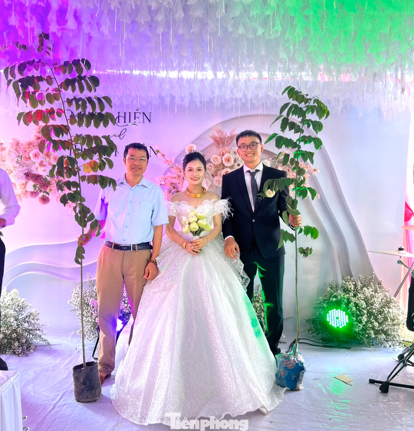 Mới đây, trên địa bàn xã Ea Ngai, diễn ra sự kiện đặc biệt và độc đáo, đó là “Đám cưới trồng cây - Tri ân đất mẹ” được cặp đôi Thành Kiên - Minh Hiền đặt tên cho đám cưới của mình.