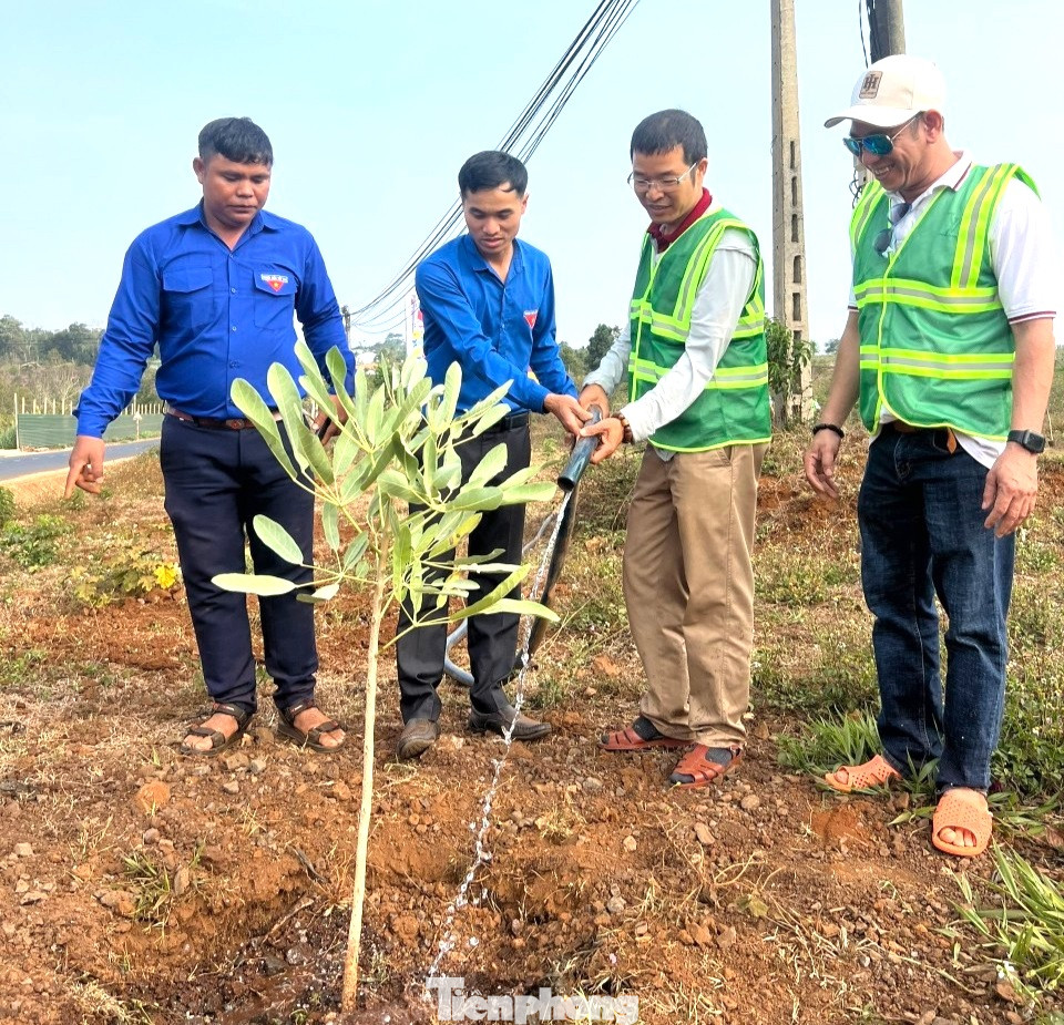 Thực hiện Chương trình công tác Đoàn và phong trào thanh thiếu nhi, Huyện Đoàn Krông Búk phối hợp với đơn vị tài trợ tổ chức ra quân trồng cây phủ xanh đất trống trên địa bàn xã Ea Ngai, huyện Krông Búk, tỉnh Đắk Lắk.