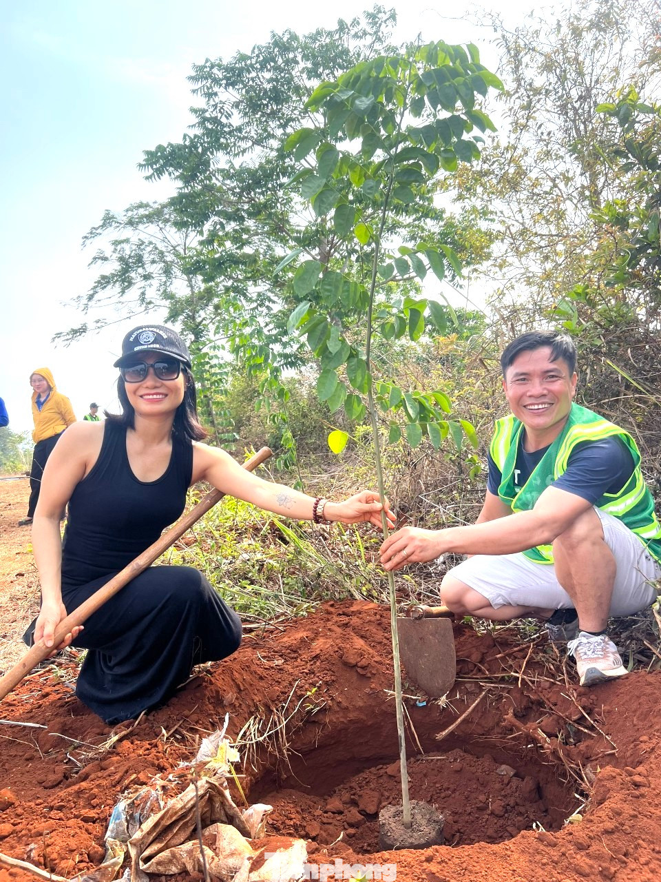 Cô dâu, chú rể mong muốn, không những đám cưới trồng cây, sẽ có ngày 8/3, 20/10, 20/11, lễ tốt nghiệp… trồng cây, sinh nhật trồng cây, lễ thôi nôi trồng cây, kỷ niệm ngày cưới trồng cây… để văn hóa trồng cây đi vào mọi đường làng, ngõ xóm của đời sống.