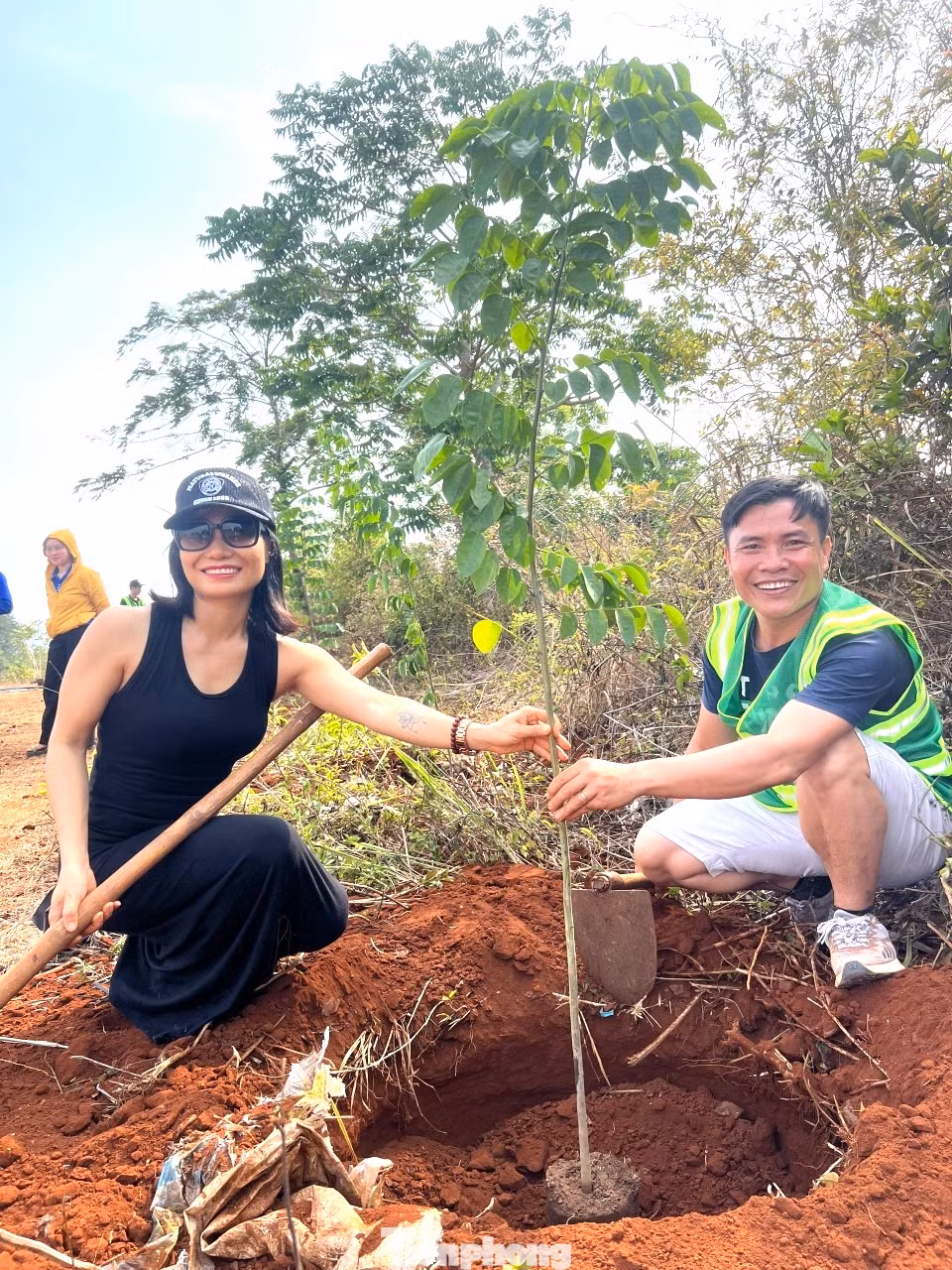Cô dâu, chú rể mong muốn, không những đám cưới trồng cây, sẽ có ngày 8/3, 20/10, 20/11, lễ tốt nghiệp… trồng cây, sinh nhật trồng cây, lễ thôi nôi trồng cây, kỷ niệm ngày cưới trồng cây… để văn hóa trồng cây đi vào mọi đường làng, ngõ xóm của đời sống.