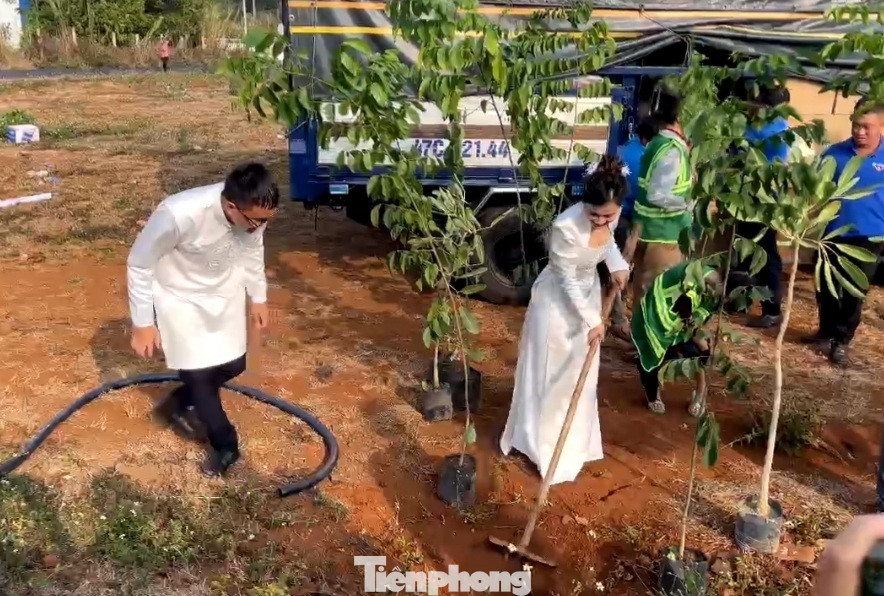 Thời gian qua, cặp đôi này luôn năng nổ, nhiệt huyết tham gia các hoạt động Đoàn tại địa phương. Vì thế, cặp đôi đã biến một ngày ý nghĩa trở nên muôn phần ý nghĩa, chia sẻ hạnh phúc của mình đến với mẹ thiên nhiên, gieo mầm xanh nơi mình sinh sống.