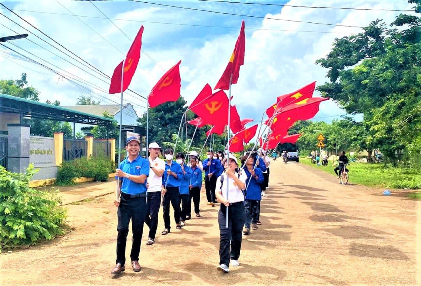 Vào những ngày lễ, đoàn thanh niên sẽ treo cờ dọc các tuyến đường Vào những ngày lễ, đoàn thanh niên sẽ treo cờ dọc các tuyến đường