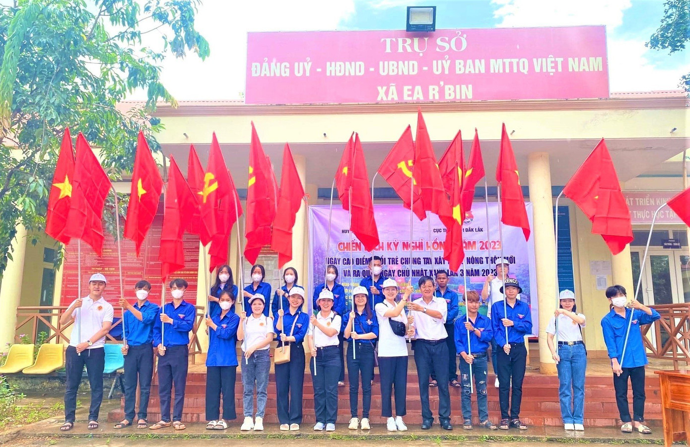 Huyện Đoàn Lắk phối hợp các đơn vị xây dựng tuyến đường cờ thanh niên tại xã Ea Rbin Huyện Đoàn Lắk phối hợp các đơn vị xây dựng tuyến đường cờ thanh niên tại xã Ea Rbin