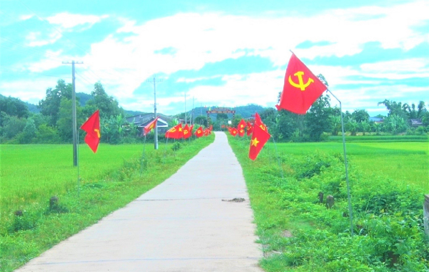 Xã Cư Êwi rợp sắc cờ đỏ sao vàng Xã Cư Êwi rợp sắc cờ đỏ sao vàng