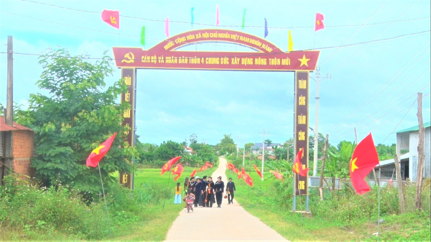 Bà con xã Cư Êwi phấn khởi chào mừng lễ Quốc khánh Bà con xã Cư Êwi phấn khởi chào mừng lễ Quốc khánh