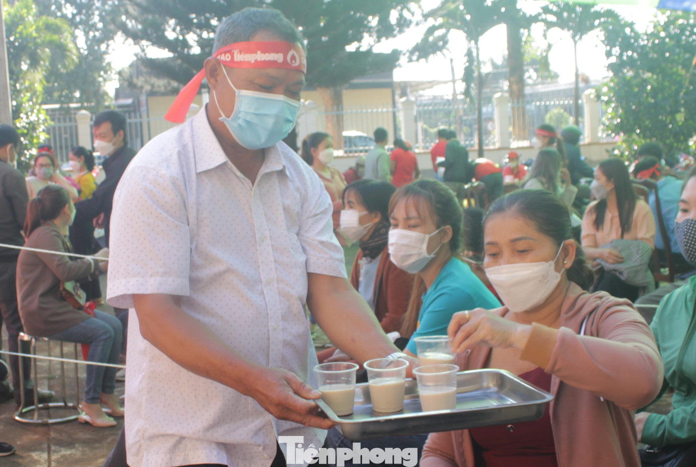 Ông Nguyễn Tấn Chờ hỗ trợ tiếp sữa, nước cho người dân tới hiến máu