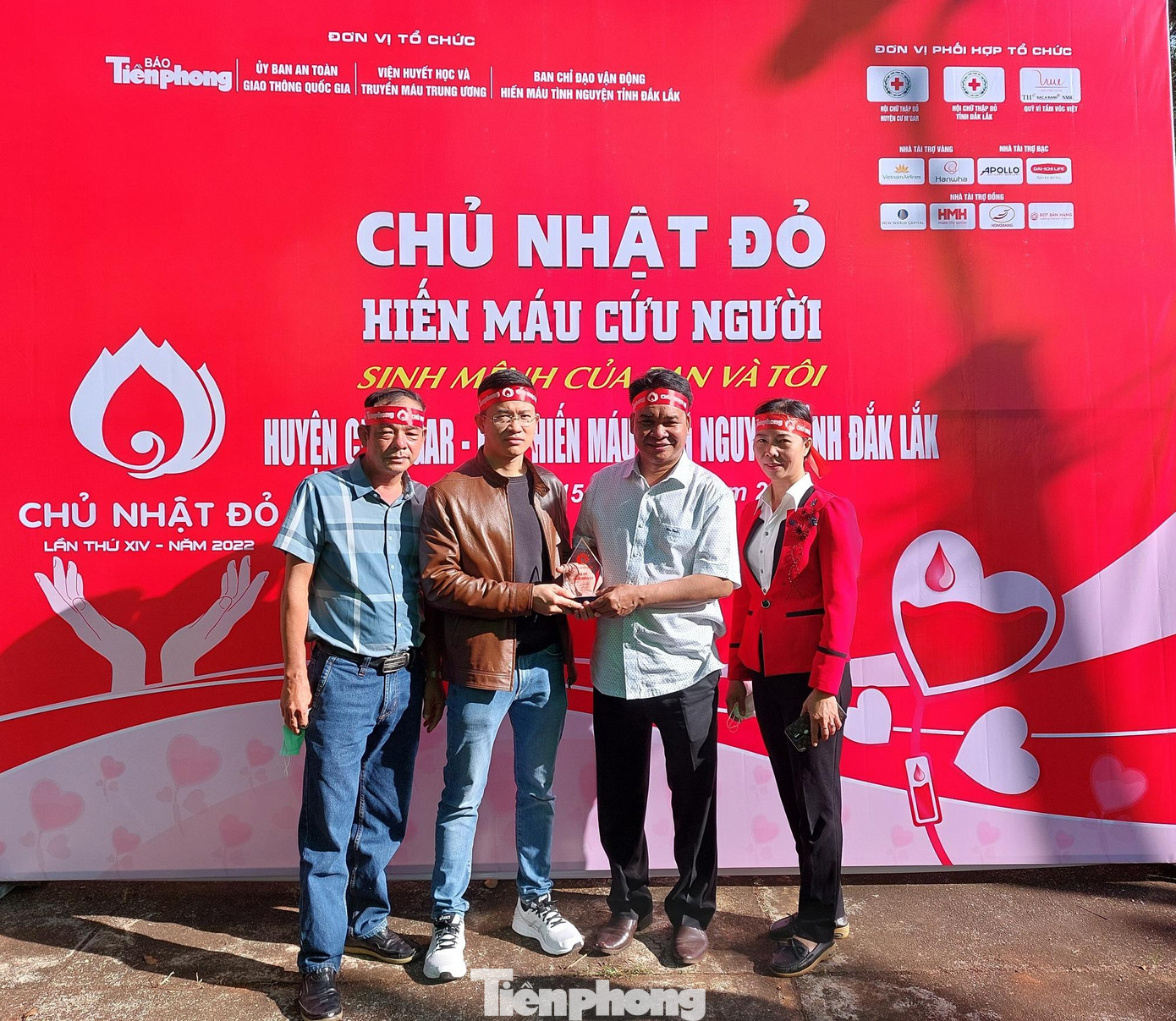 Thừa ủy quyền của lãnh đạo báo, nhà báo Tuấn Nguyễn (thứ 2, từ trái qua), Thư ký tòa soạn Văn phòng đại diện báo Tiền Phong khu vực Tây Nguyên, trao kỷ niệm chương cho đại diện lãnh đạo huyện Cư M'gar.