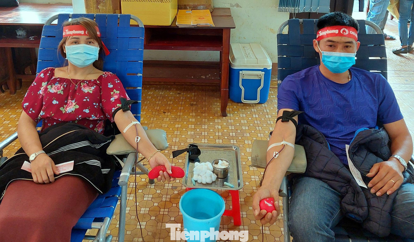 Vợ chồng anh Trần Quốc Văn hiến máu tại Chủ nhật Đỏ