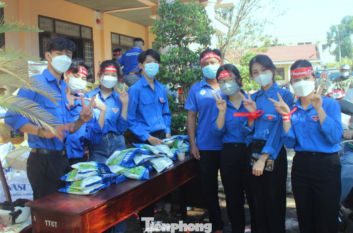 Đoàn thanh niên hỗ trợ công tác hậu cần