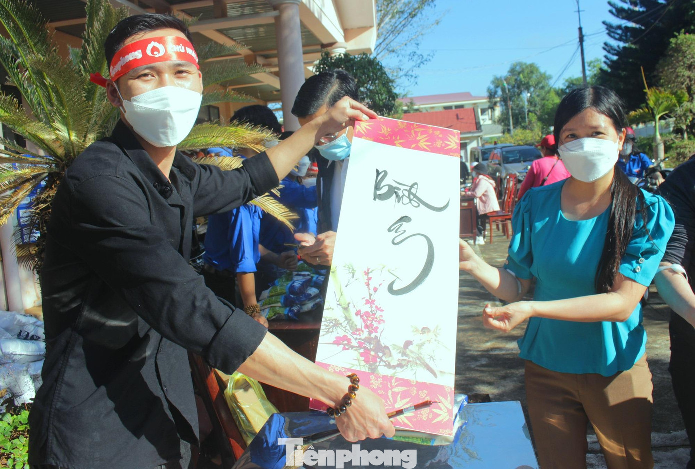 Câu lạc bộ thư pháp của huyện Cư M'gar tặng thư pháp cho tình nguyện viên hiến máu