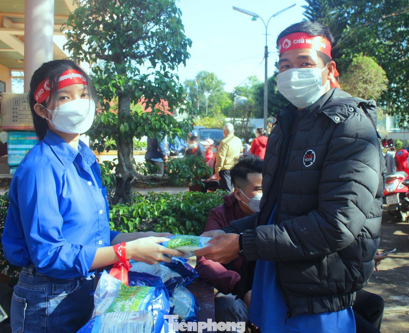 Thanh niên tình nguyện tặng đường cho người hiến máu