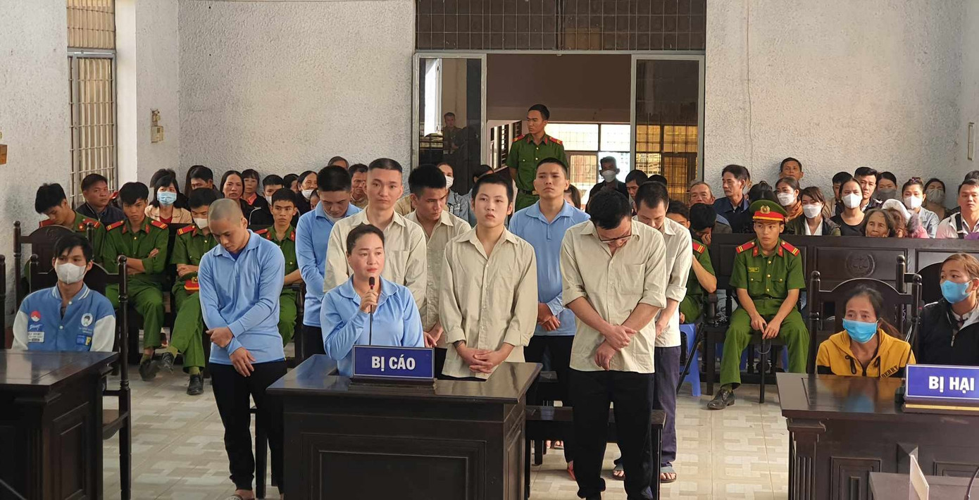 Bị cáo Nguyễn Thị Hoa và các đồng phạm tại phiên toà sơ thẩm Bị cáo Nguyễn Thị Hoa và các đồng phạm tại phiên toà sơ thẩm