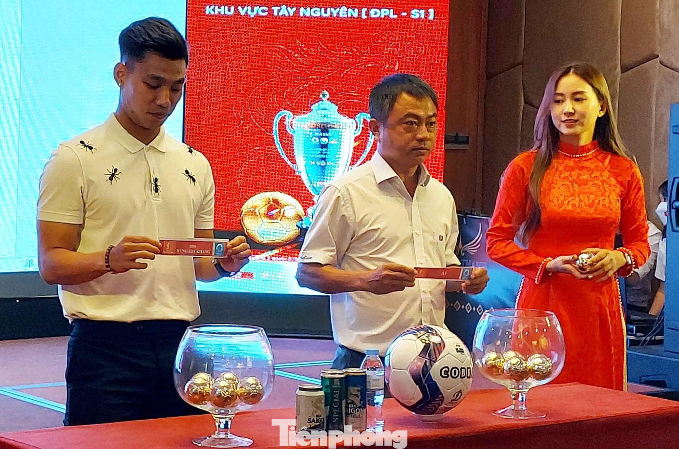 Tuyển thủ Vũ Văn Thanh (trái) bốc thăm xếp lịch thi đấu các đội tham dự giải Tuyển thủ Vũ Văn Thanh (trái) bốc thăm xếp lịch thi đấu các đội tham dự giải