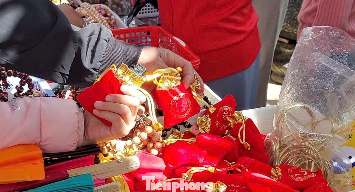 Theo quan niệm dân gian, muối tượng trưng cho sự mặn mà, may mắn, xua đuổi những điều không tốt, giúp gia đình có một năm hanh thông, thuận lợi, sung túc, bình an.