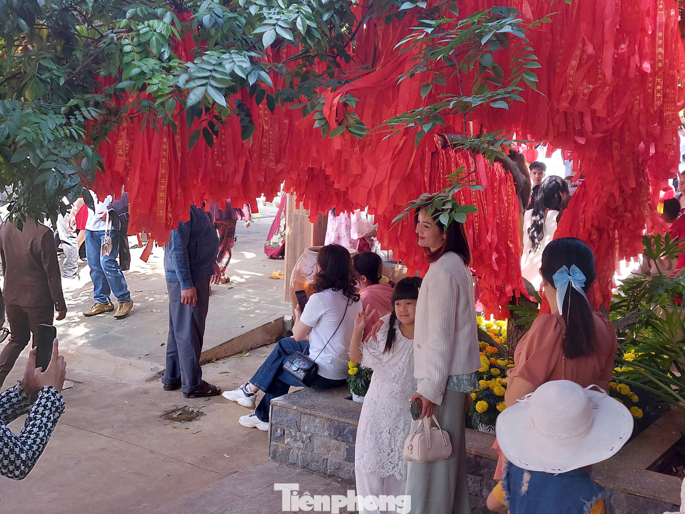 Nhiều người xúng xính chụp hình lưu giữ những khoảnh khắc đẹp làm kỷ niệm.