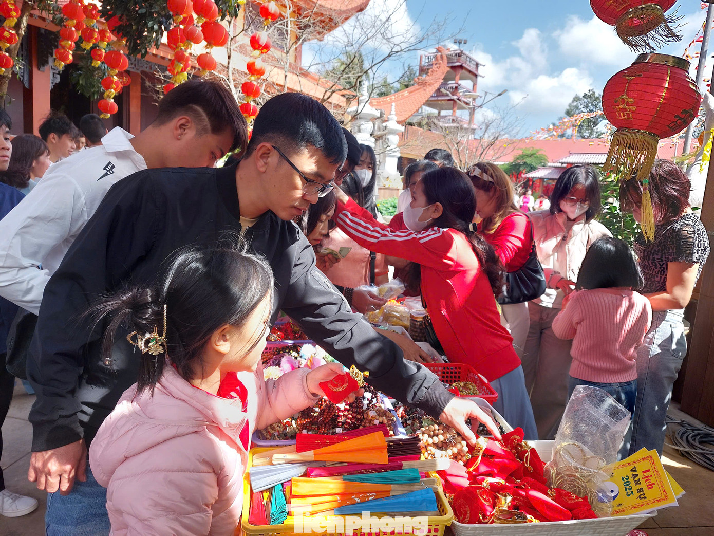 Bên cạnh dâng hương, cầu an, nhiều người cũng có thói quen mua muối đầu năm ngay tại chùa.