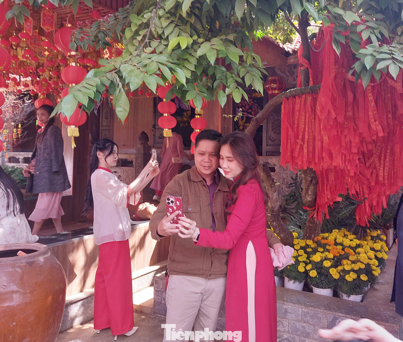 Nhiều người xúng xính chụp hình lưu giữ những khoảnh khắc đẹp làm kỷ niệm.