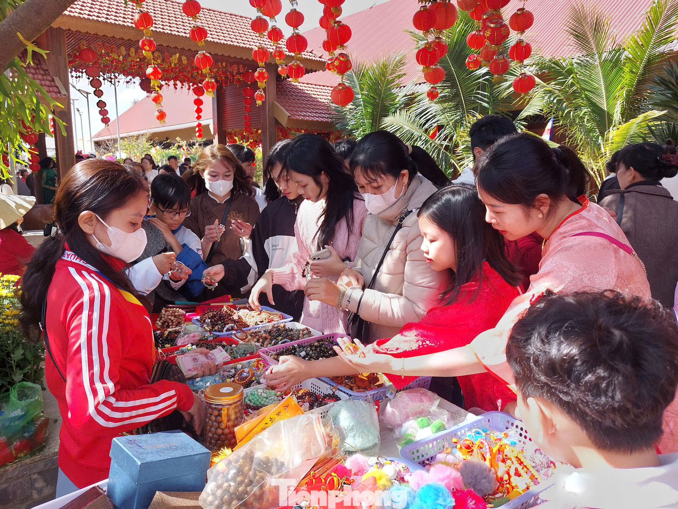 Tại điểm bán trang sức phong thuỷ tấp nập người dân. Chị Phạm Phương Uyên cho biết, chị mệnh mộc nên chọn vòng tay đá thạch anh xanh lá. Những năm trước, gia đình chị chỉ mua muối. Năm nay, mỗi thành viên trong gia đình mua một chiếc vòng đeo tay.