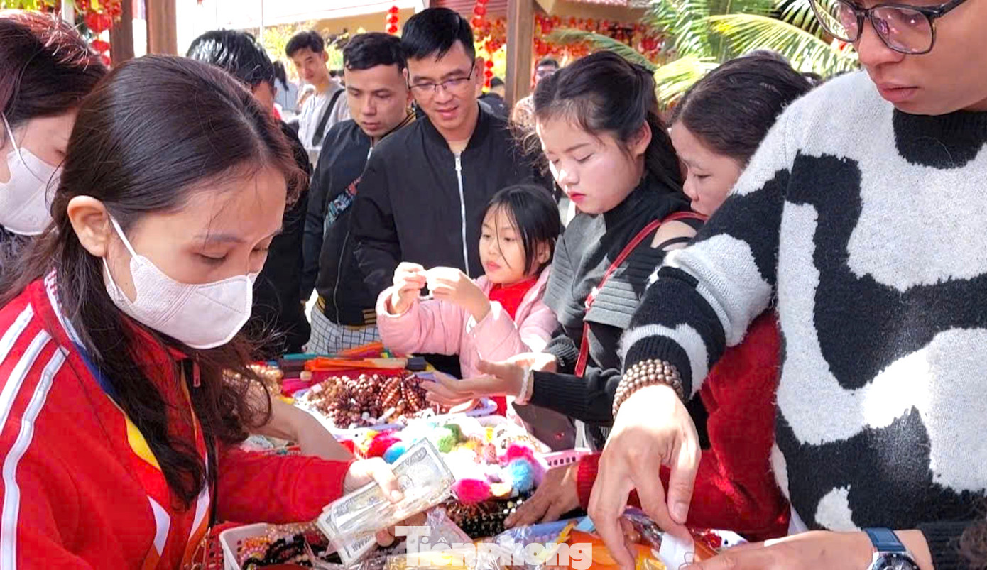 Dù không chắc về công dụng của những món trang sức tâm linh này, nhưng anh Đỗ Thành Trung (37 tuổi, TP. Buôn Ma Thuột) chia sẻ, anh cảm thấy an tâm hơn khi đeo chúng trên người.