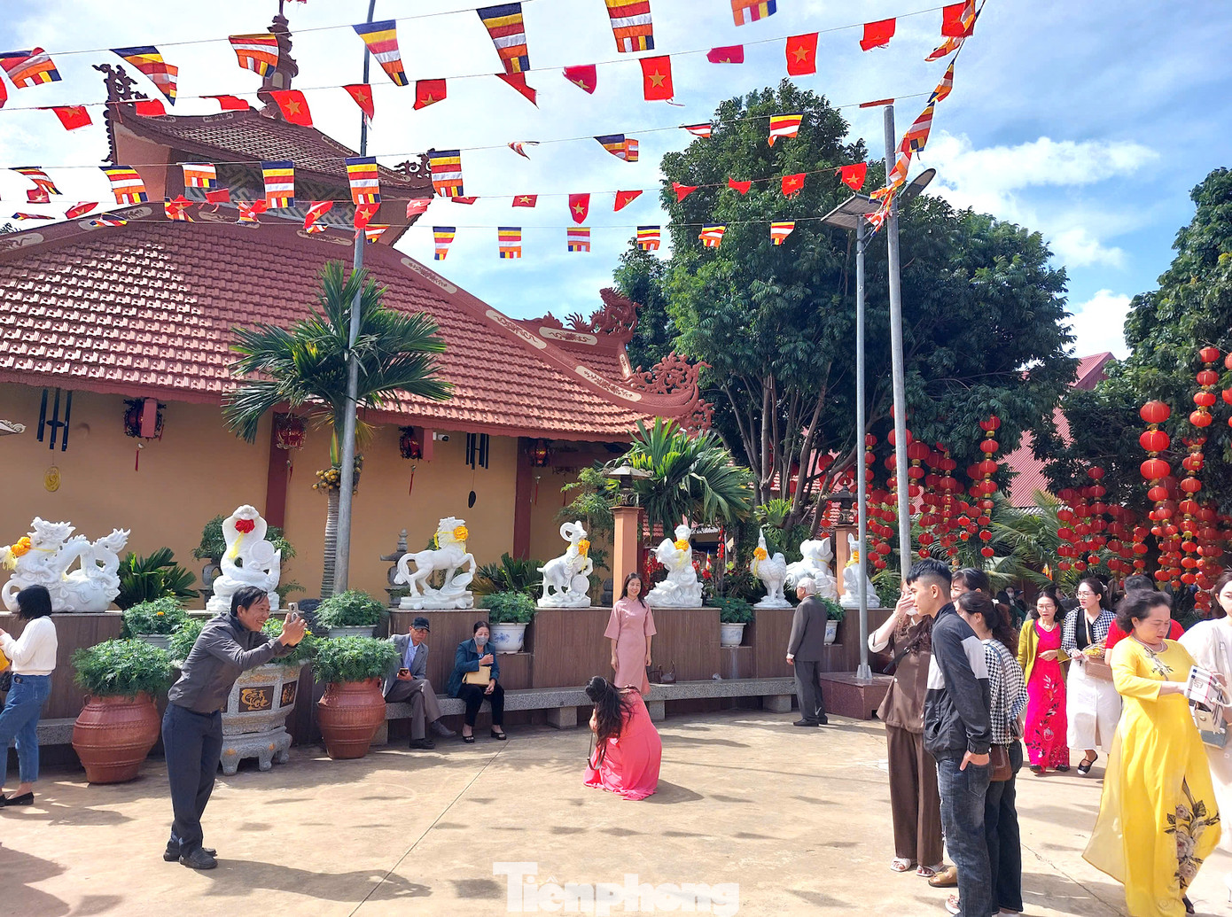 Chị Nguyễn Thanh Nhàn (TP. Buôn Ma Thuột) chia sẻ, năm nào, vào ngày đầu năm, gia đình chị đều đến chùa cầu bình an, sức khỏe và may mắn. Những chuyến đi lễ đầu năm không chỉ giúp con người tìm về sự bình yên trong tâm hồn, mà còn giữ gìn một nét đẹp truyền thống của dân tộc.